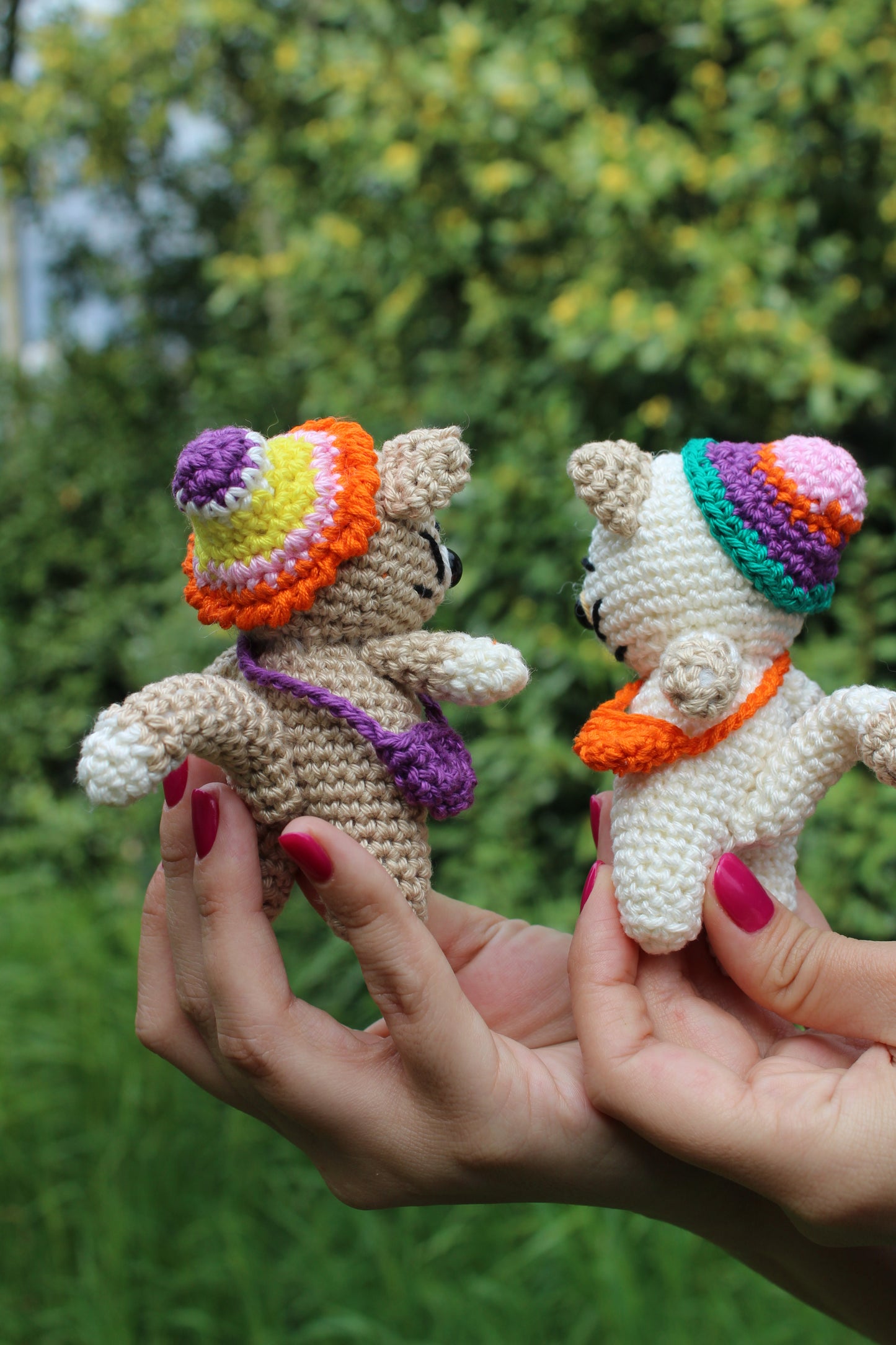 Gattino con borsetta e cappello