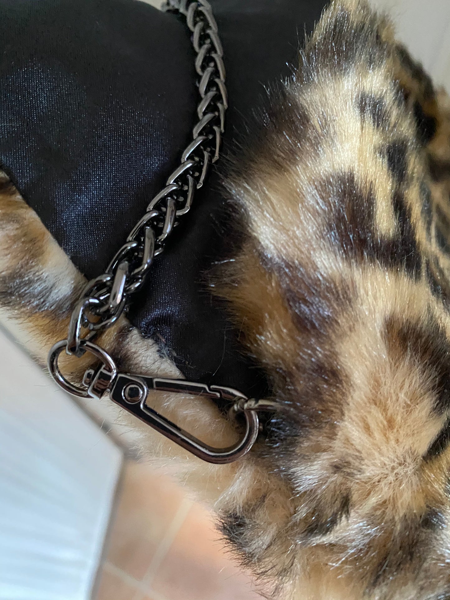 Pochette in eco-pelliccia con tracolla- SU ORDINAZIONE