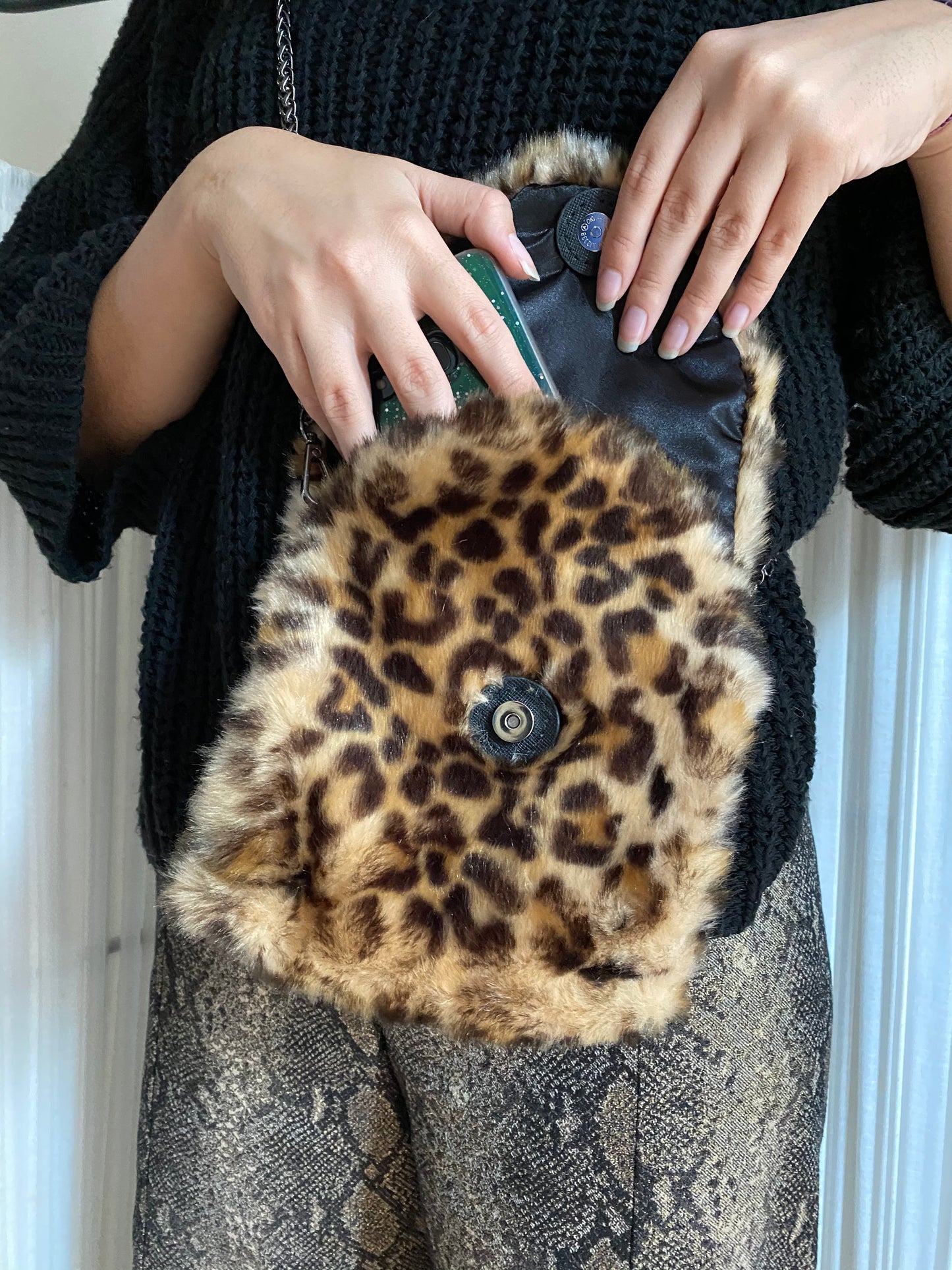 Pochette in eco-pelliccia con tracolla- SU ORDINAZIONE