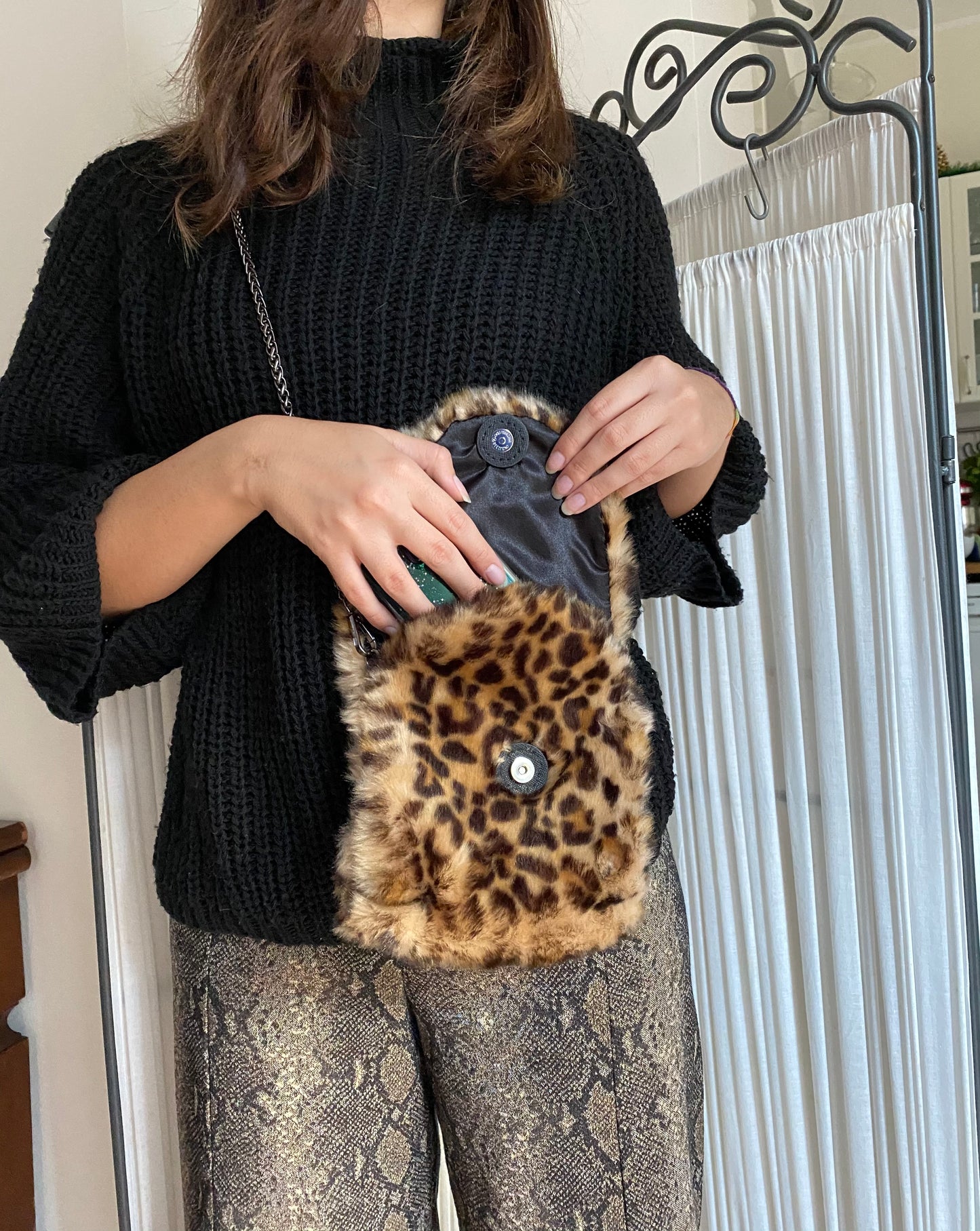 Pochette in eco-pelliccia con tracolla- SU ORDINAZIONE