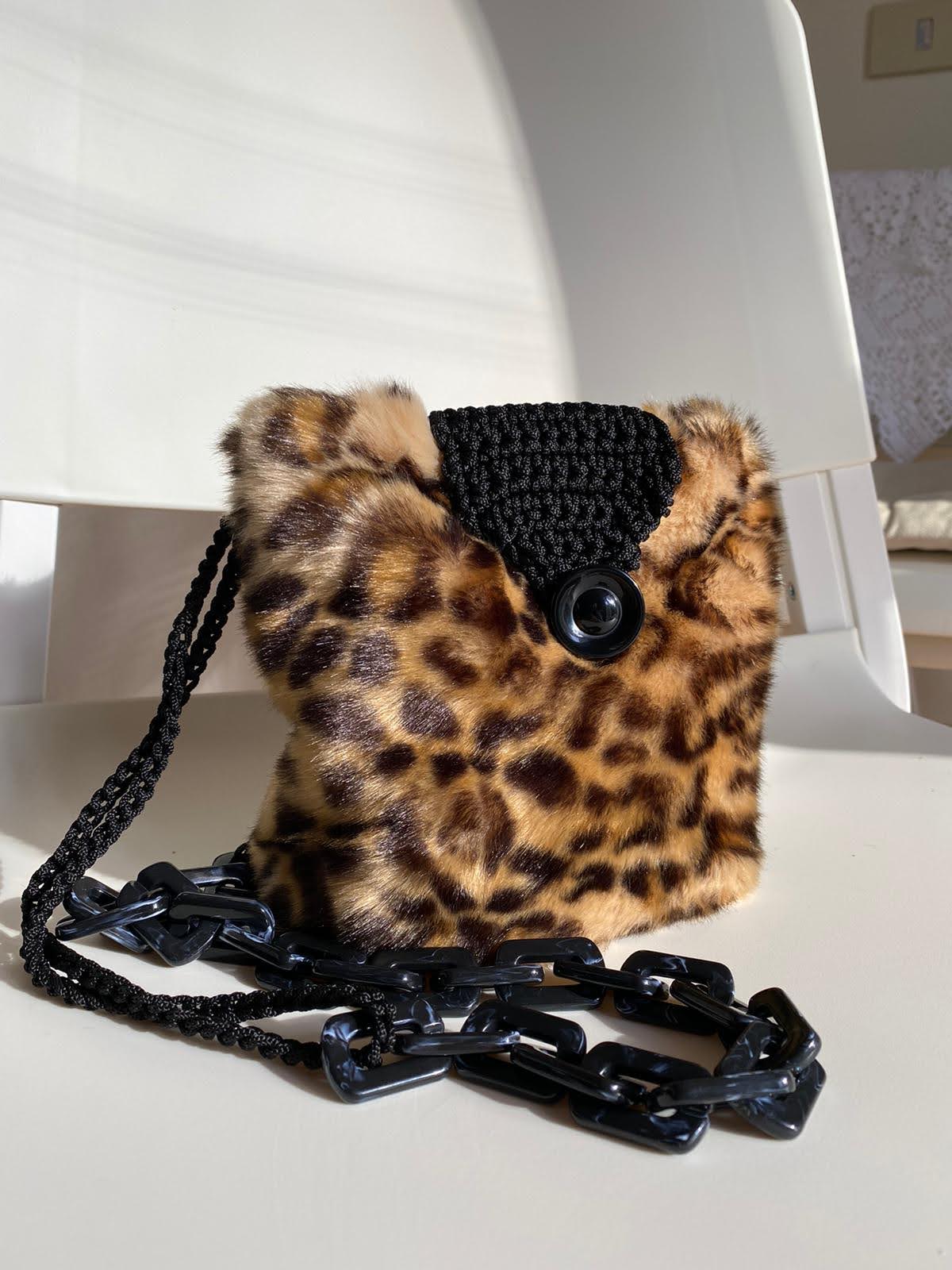 Pochette in eco-pelliccia con tracolla- SU ORDINAZIONE