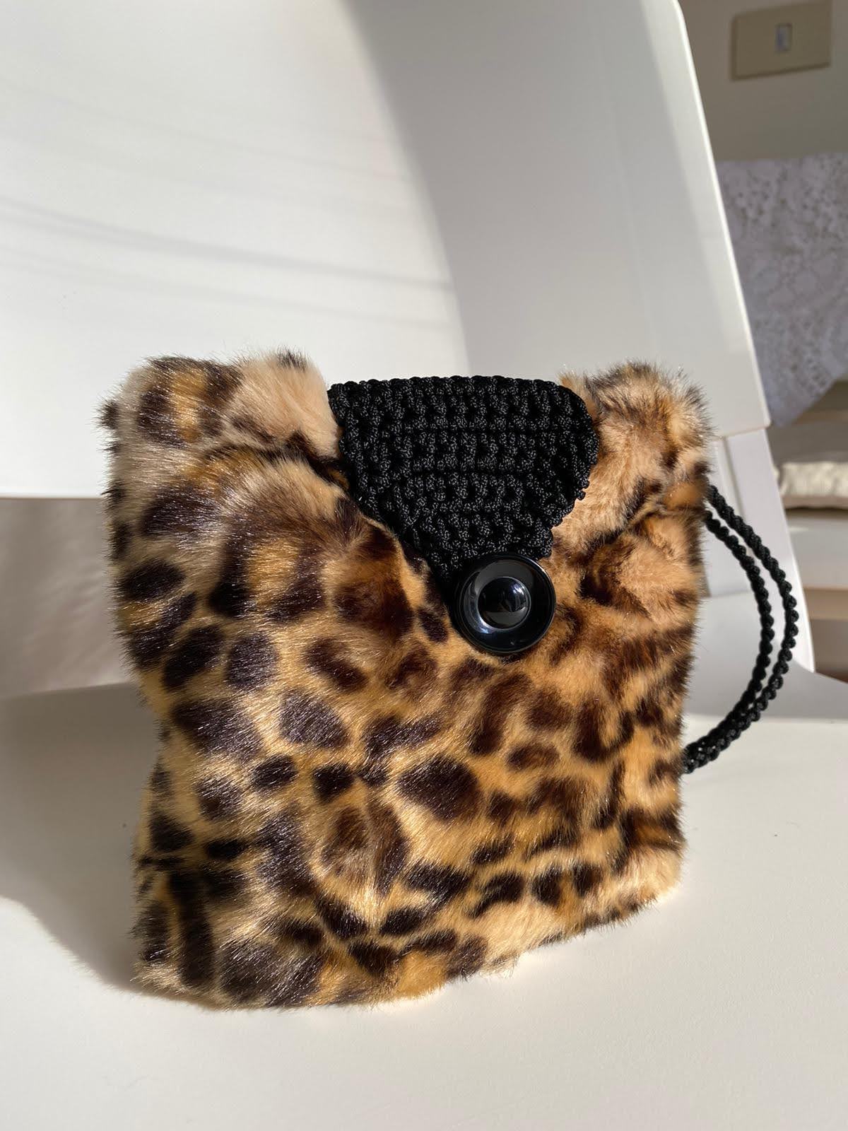 Pochette in eco-pelliccia con tracolla - SU ORDINAZIONE