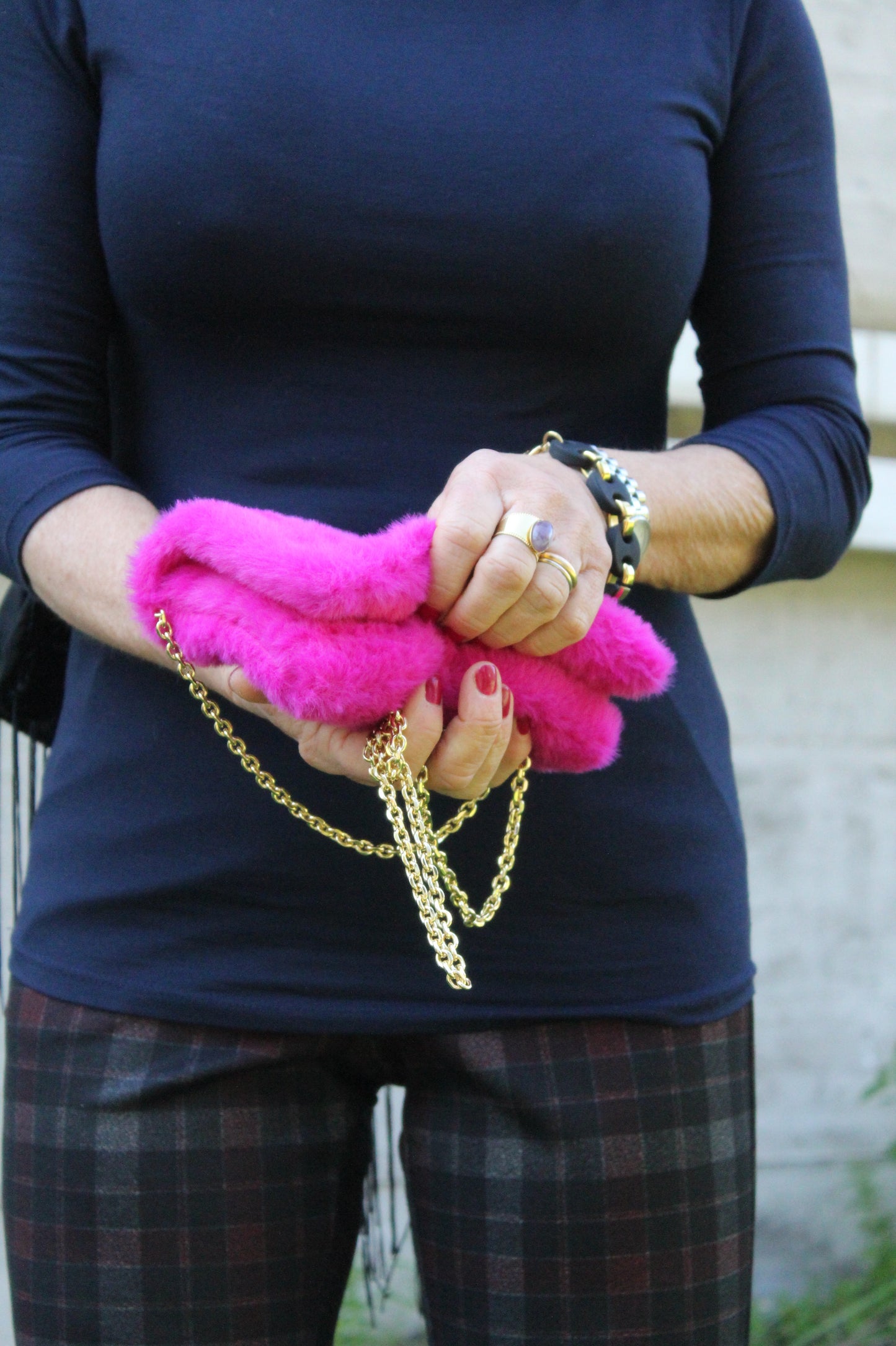 Pochette in ecopelliccia con tracolla - Fucsia