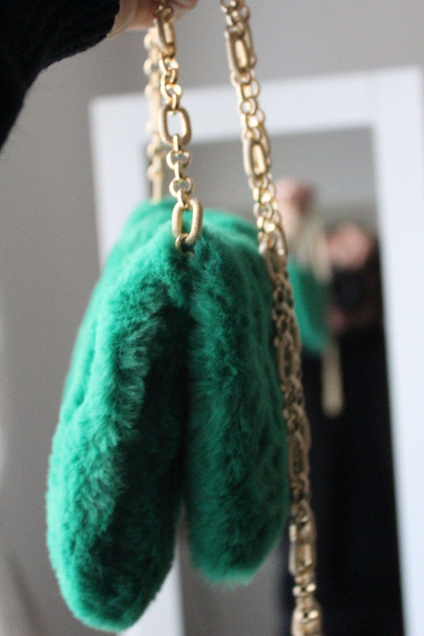Pochette in ecopelliccia con tracolla - Verde
