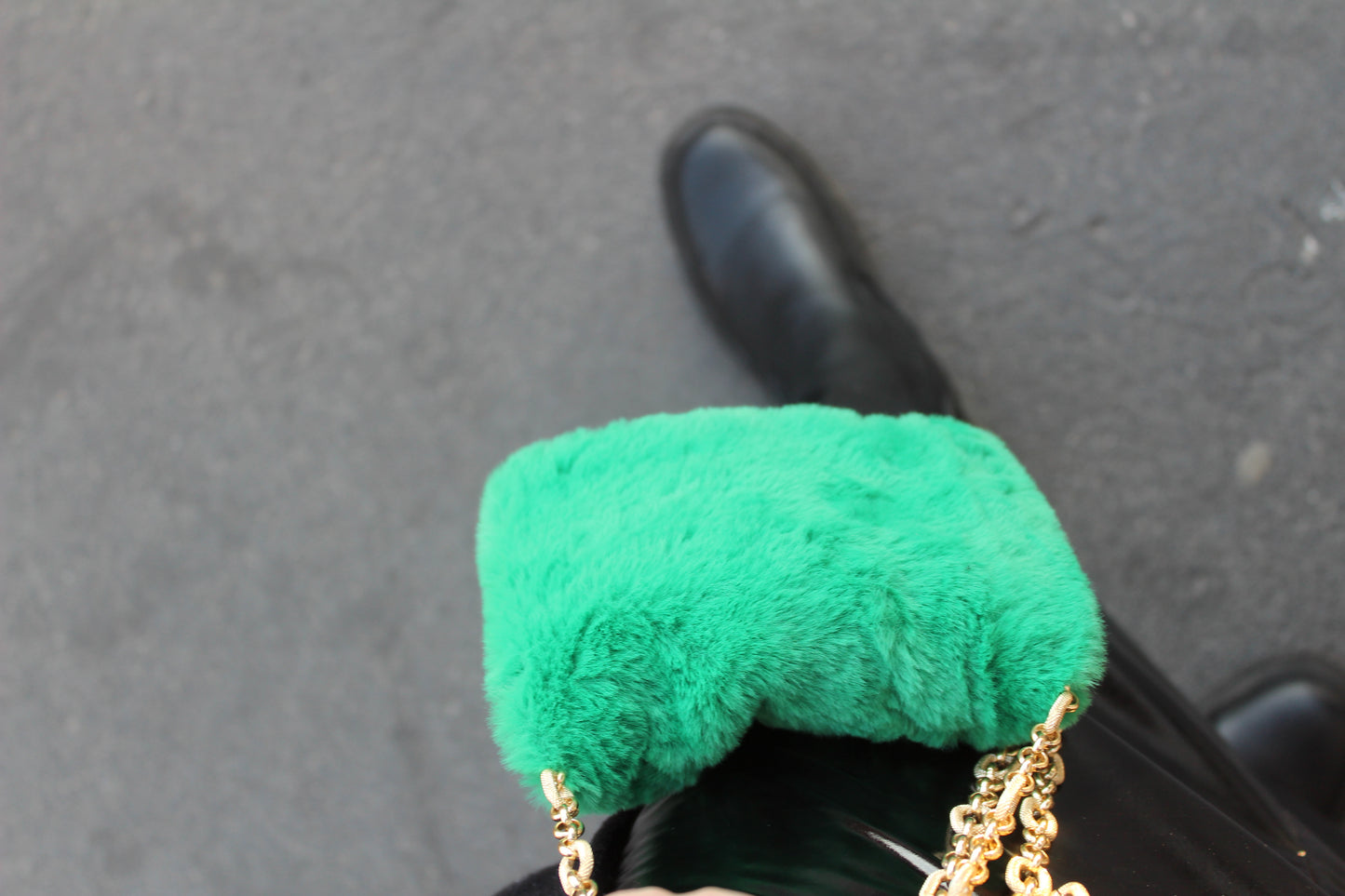 Pochette in ecopelliccia con tracolla - Verde