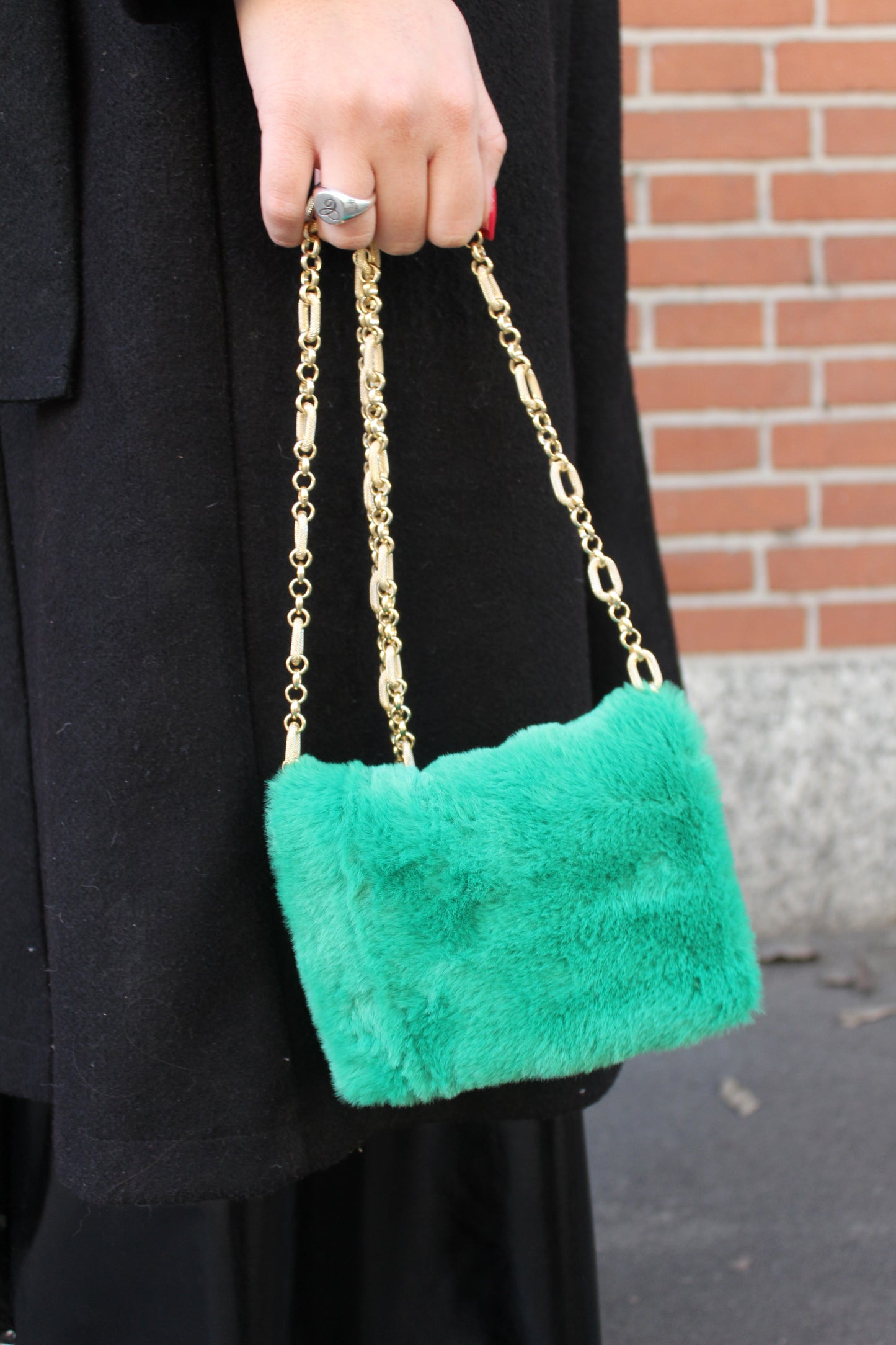 Pochette in ecopelliccia con tracolla - Verde