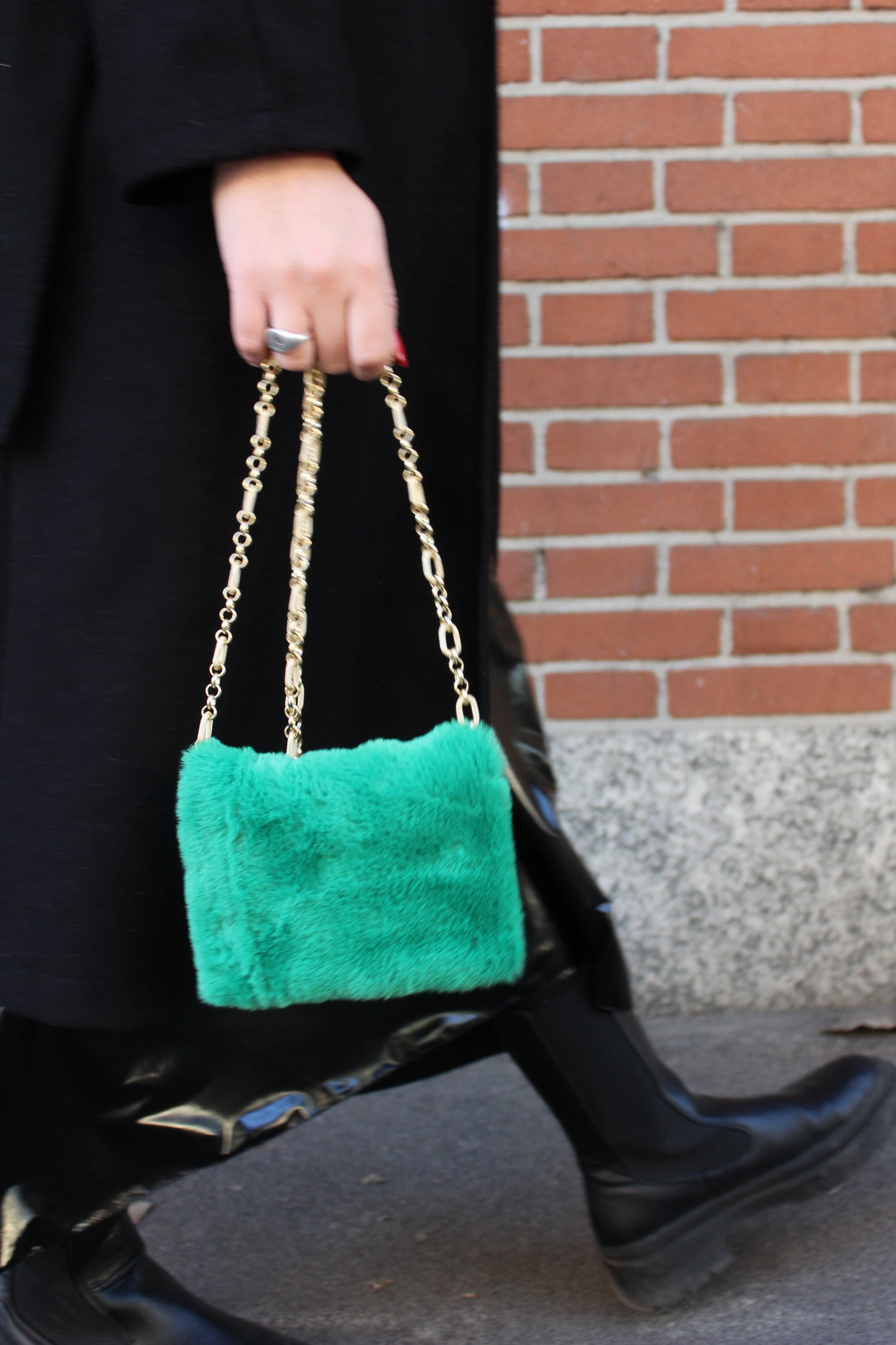 Pochette in ecopelliccia con tracolla - Verde
