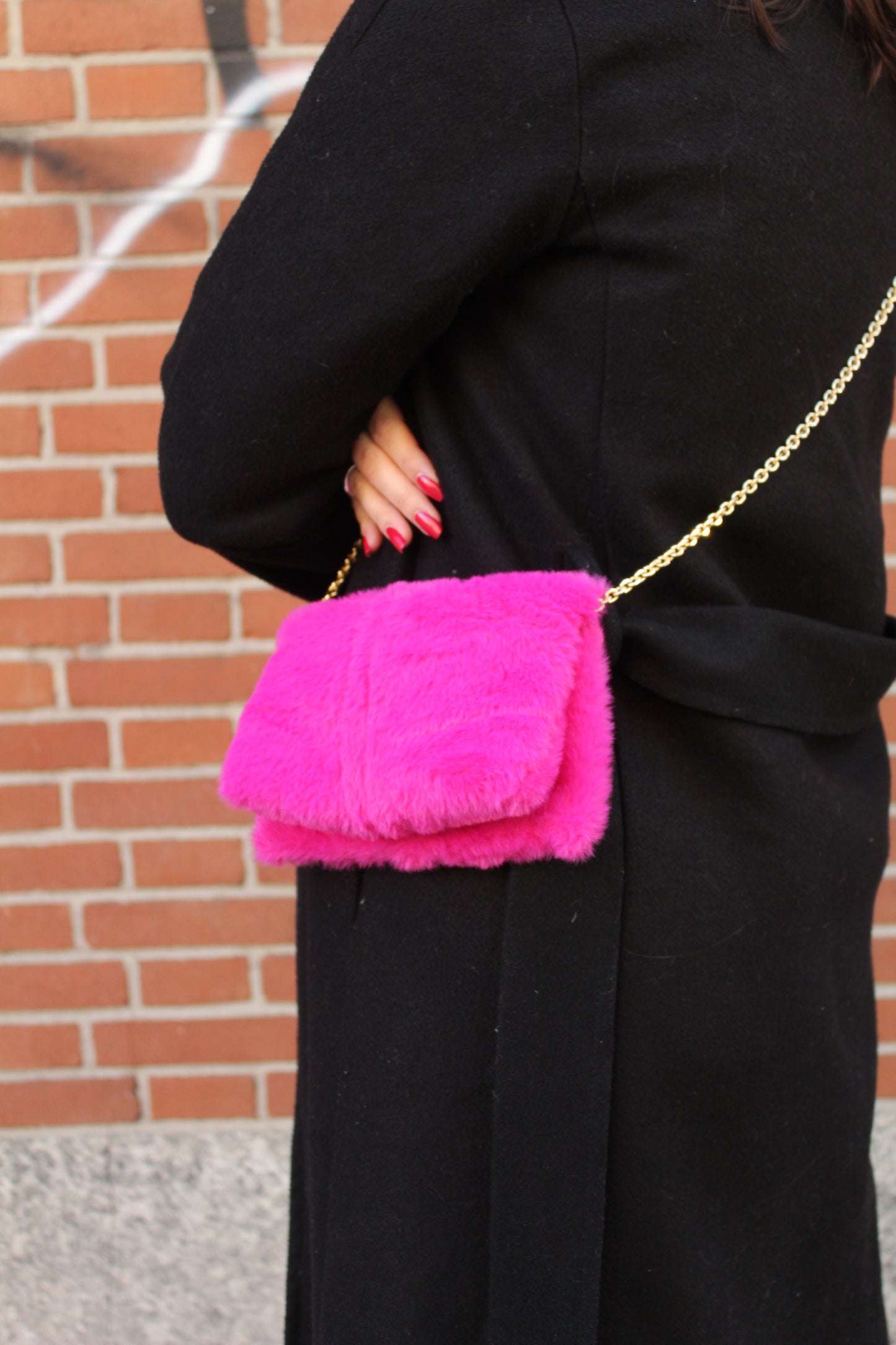 Pochette in ecopelliccia con tracolla - Fucsia