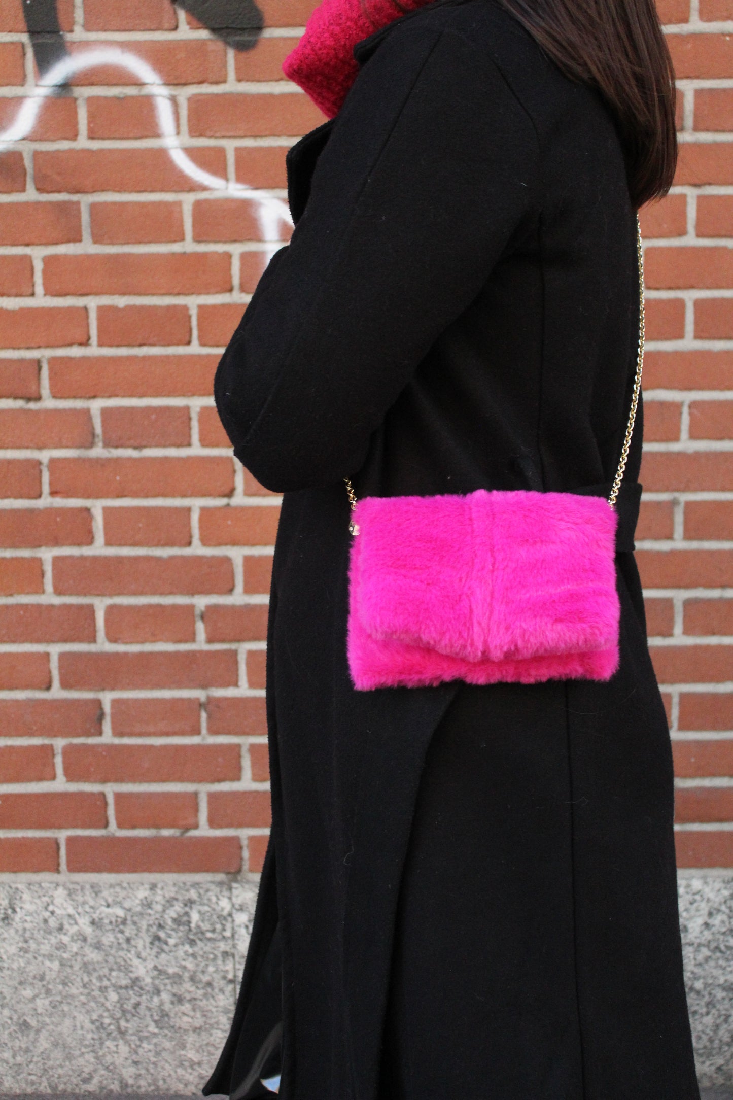 Pochette in ecopelliccia con tracolla - Fucsia
