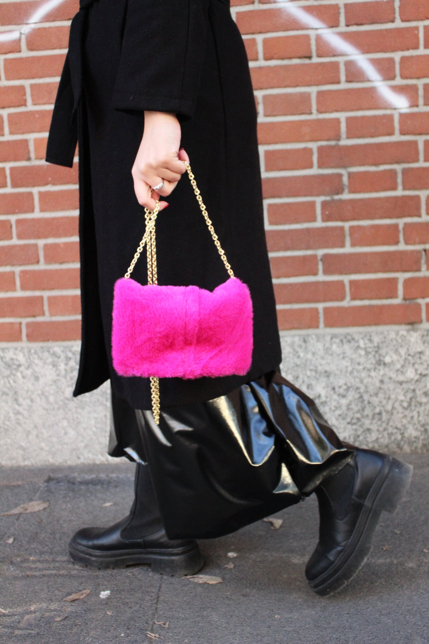 Pochette in ecopelliccia con tracolla - Fucsia