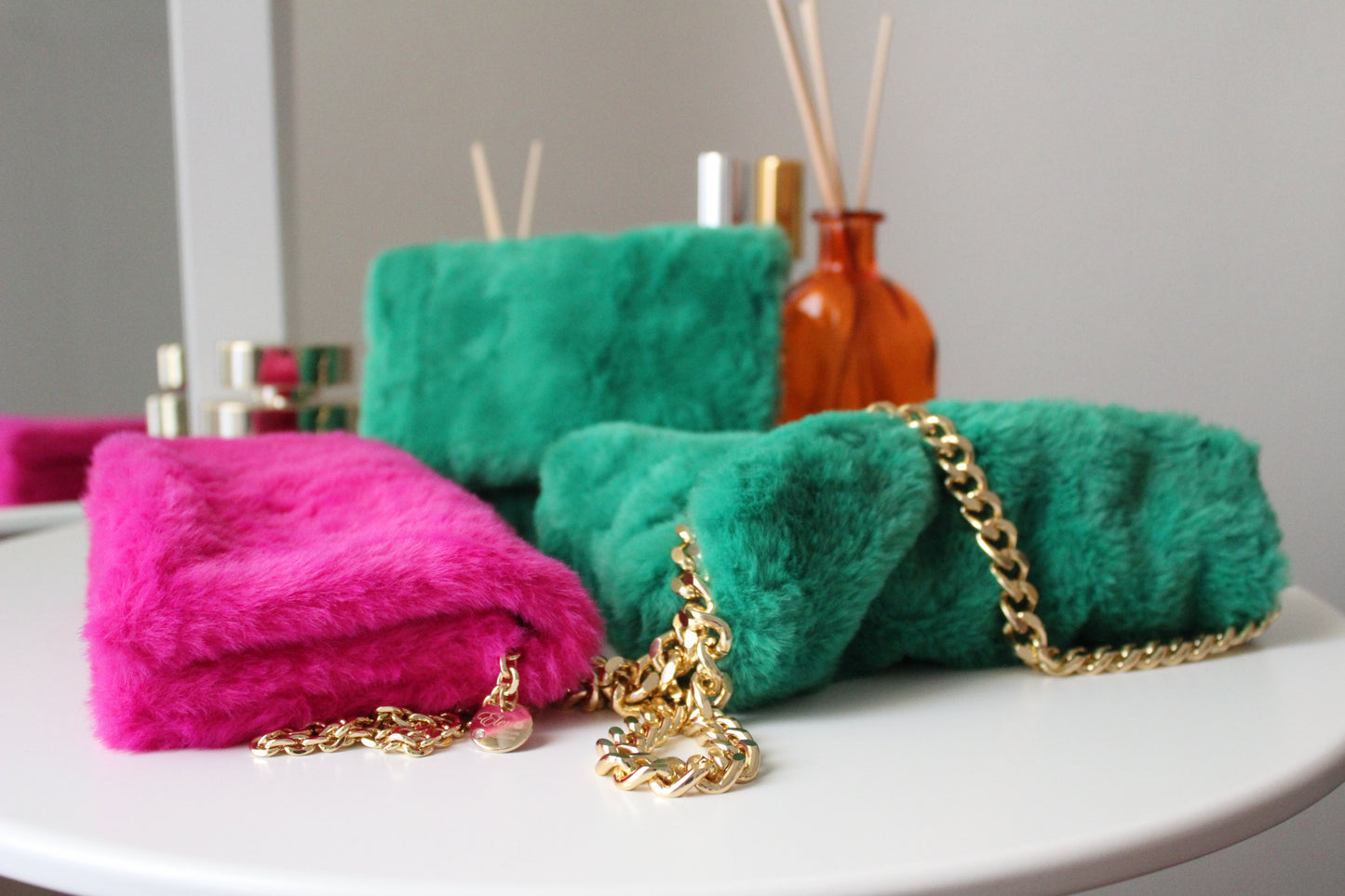 Pochette in ecopelliccia con tracolla - Fucsia