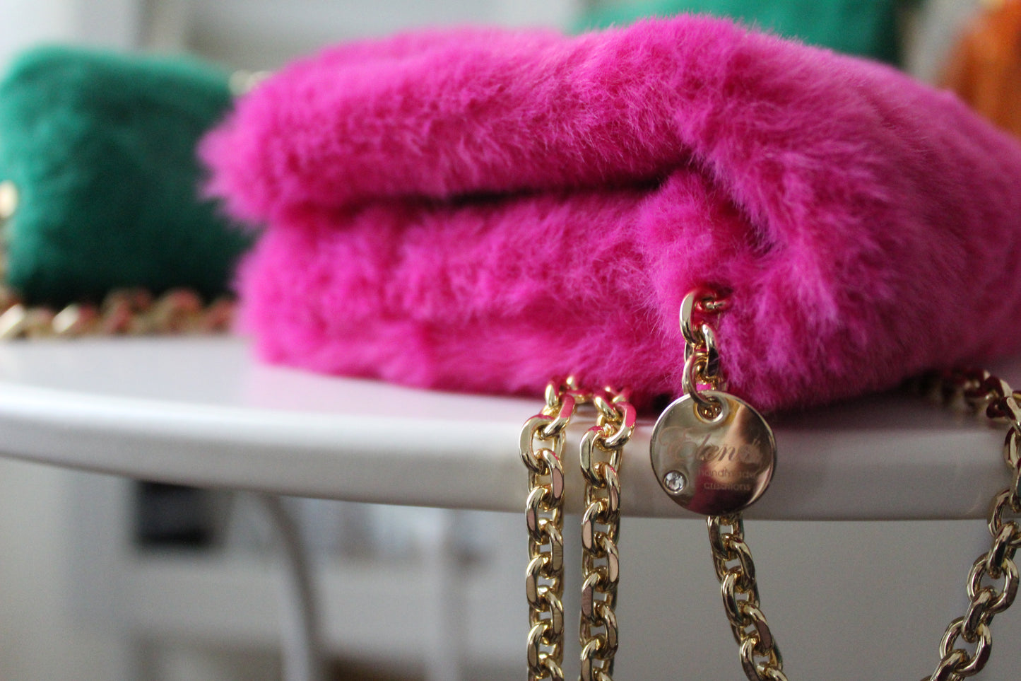 Pochette in ecopelliccia con tracolla - Fucsia