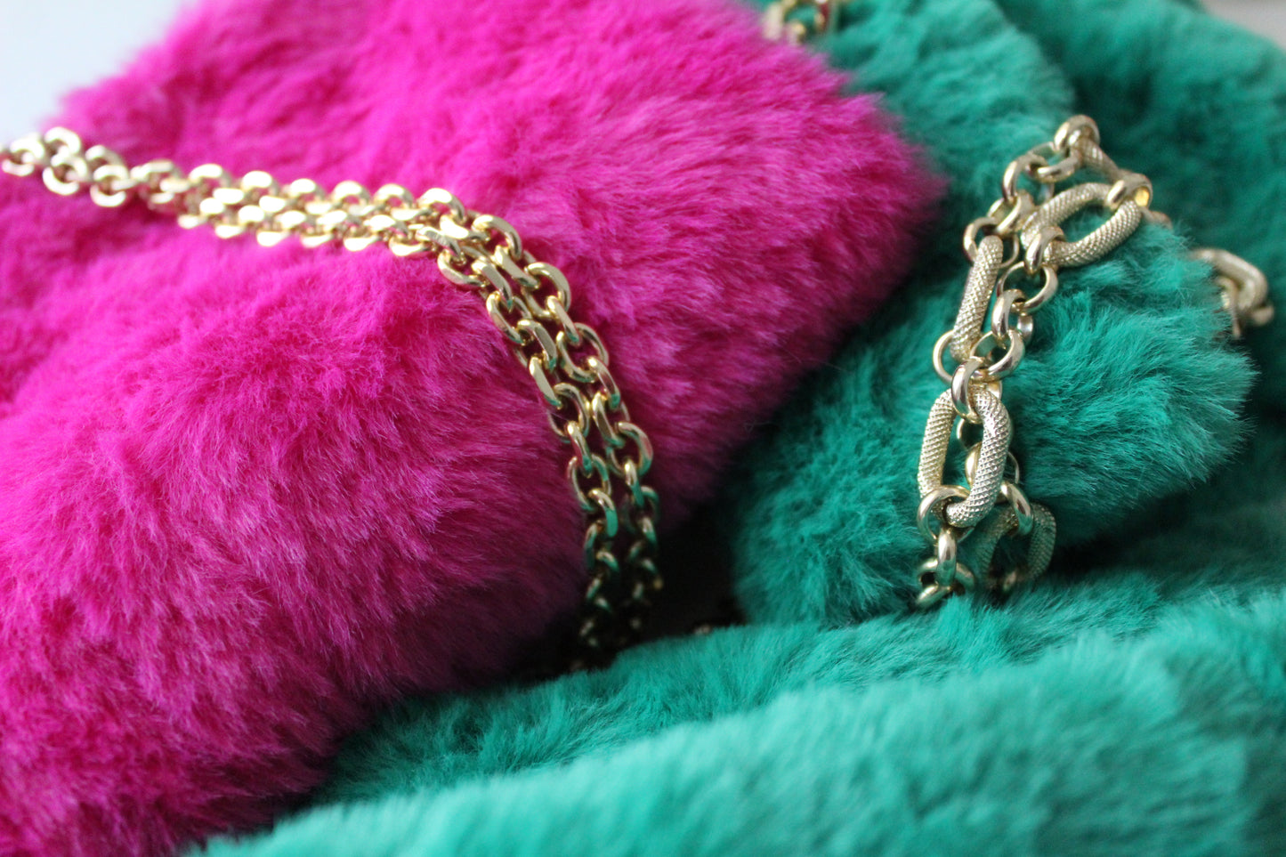 Pochette in ecopelliccia con tracolla - Fucsia
